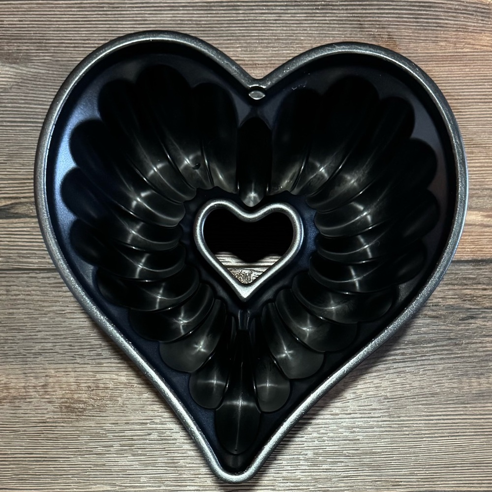 Nordic Ware 10 Cup Heart Bundt Pan - Picture 4 of 6